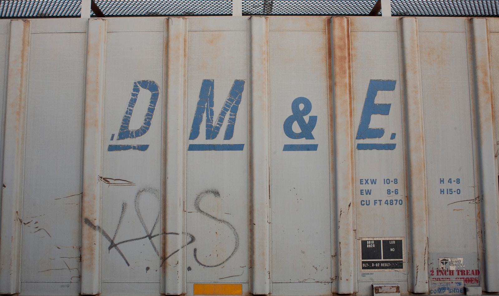 A train car with graffiti on the side of it